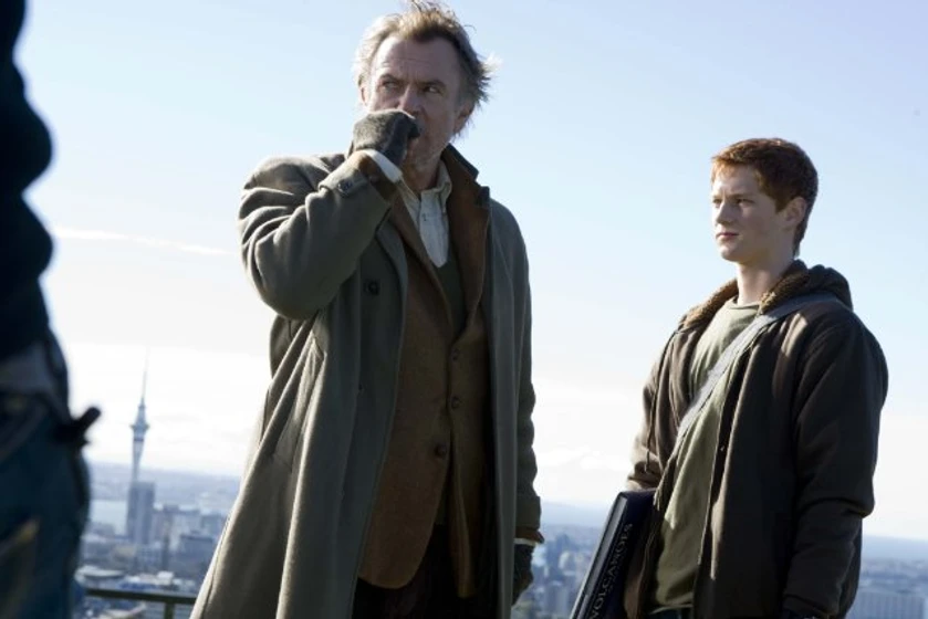 Sam Neill y Tom Cameron en under-the-mountain