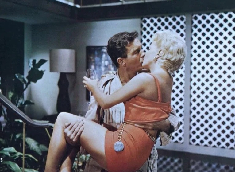 Lana Turner y Cliff Robertson en mil-caras-tiene-el-amor