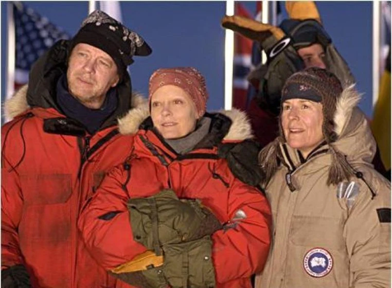 Susan Sarandon y Aidan Devine en atrapada-en-el-hielo