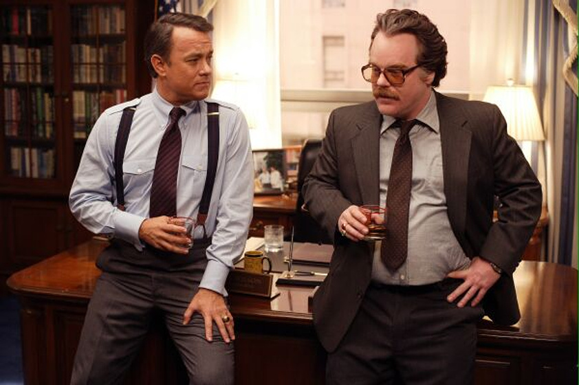 Tom Hanks y Philip Seymour Hoffman en La Guerra de Charlie Wilson
