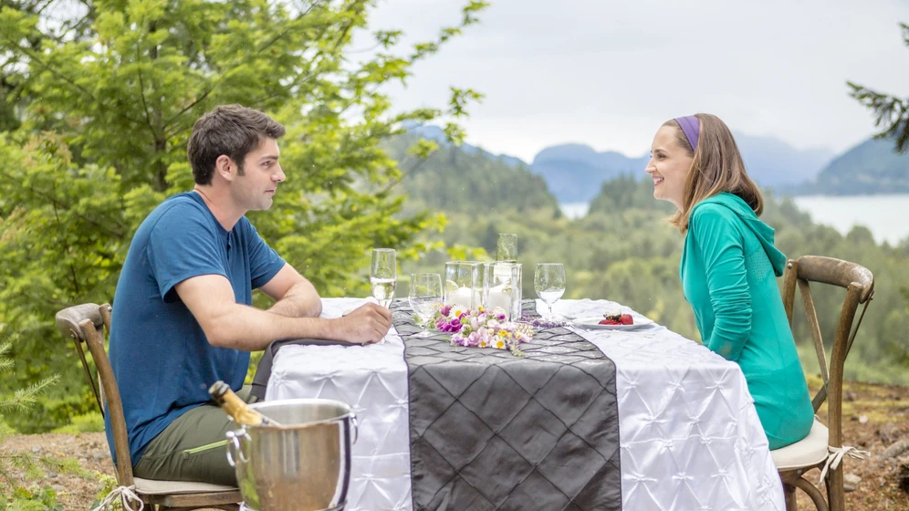 Rachael Leigh Cook y Travis Milne en romance-de-verano