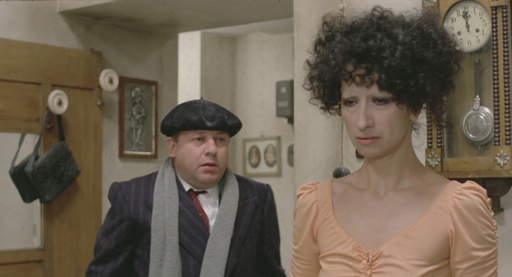 Paolo Villaggio y Anna Mazzamauro en nacido-gafe