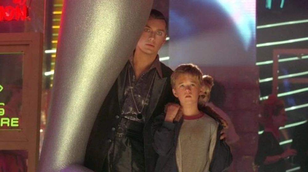 Jude Law y Haley Joel Osment en a-i-inteligencia-artificial