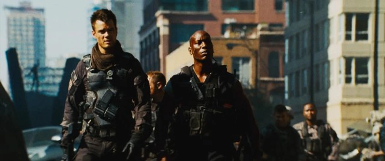 Tyrese Gibson y Josh Duhamel en Transformers: El lado oscuro de la Luna