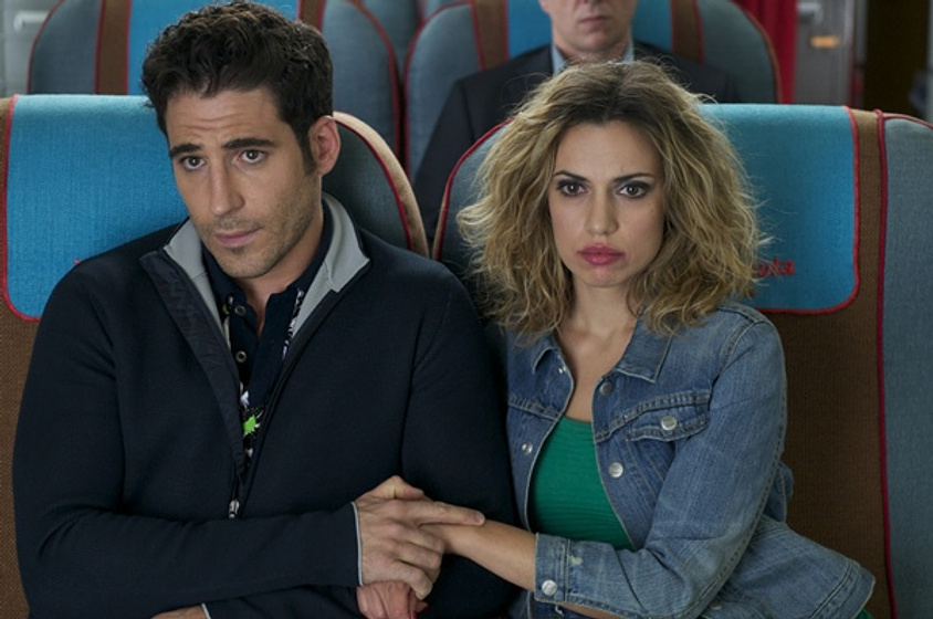 Miguel Ángel Silvestre y Laya Martí en Los Amantes Pasajeros