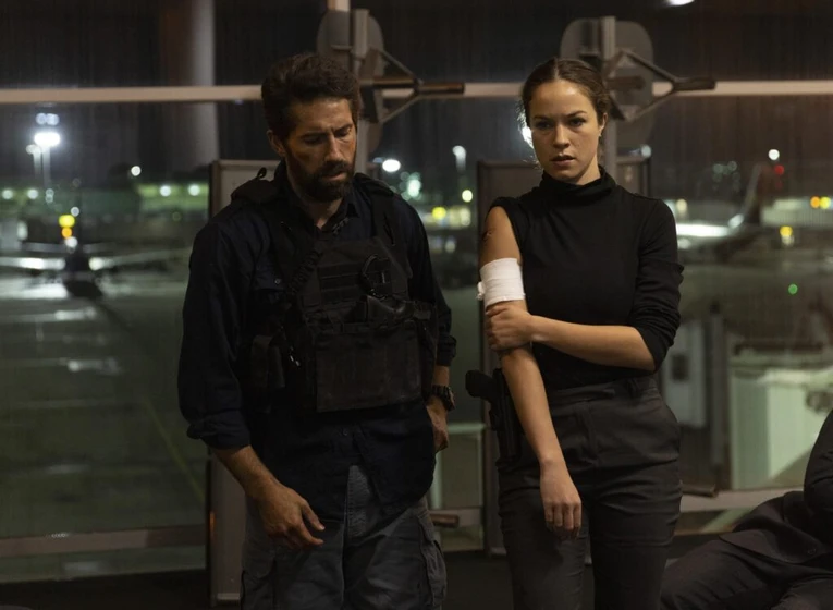 Scott Adkins y Alexis Knapp en una-vez-mas-2024