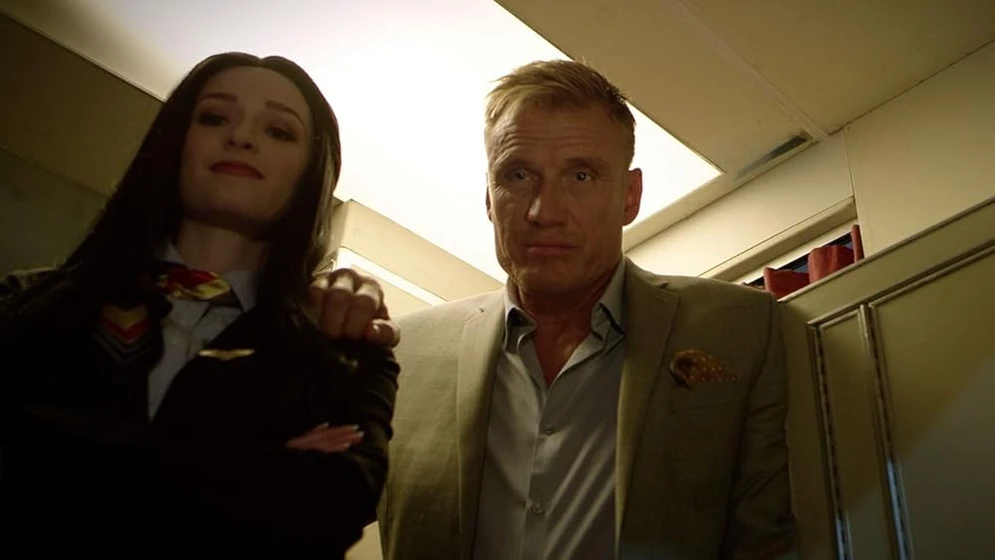 Dolph Lundgren y Greer Grammer en altitude-2017