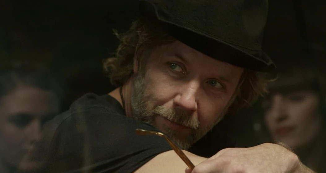 Mikael Persbrandt en alguien-a-quien-amar