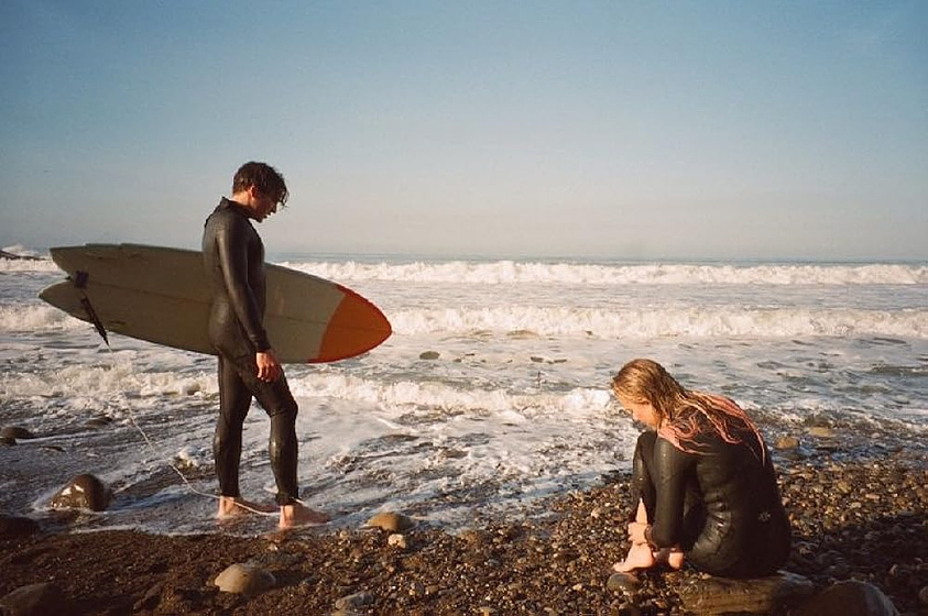 Maika Monroe y Cody Fern en mi-vida-en-palos-verdes