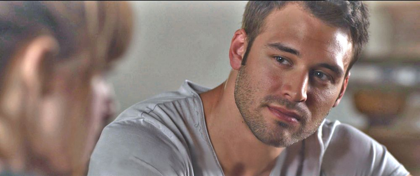 Ryan Guzman en Jem y los Hologramas