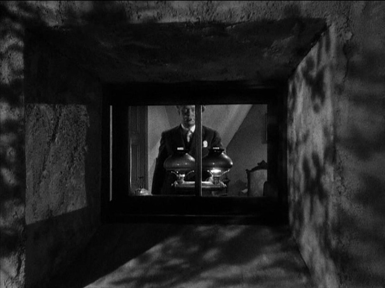 Steven Geray en So Dark the Night
