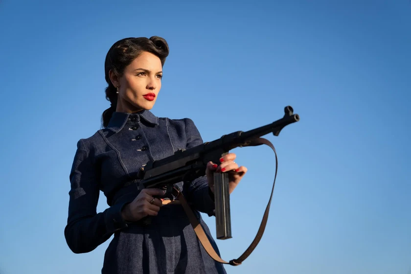 Eiza González en el-ministerio-de-la-guerra-sucia