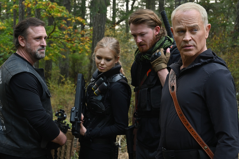 Neal McDonough, Nels Lennarson, Megan Peta Hill y Trevor Gretzky en Depredador Alpha