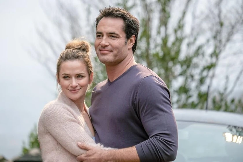 Victor Webster y Shantel VanSanten en perfume-de-amor