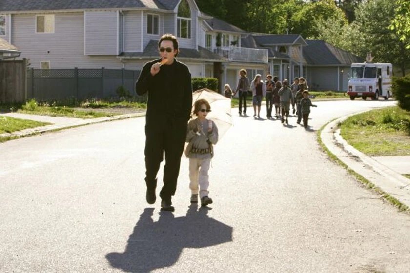 John Cusack y Bobby Coleman en el-nino-de-marte