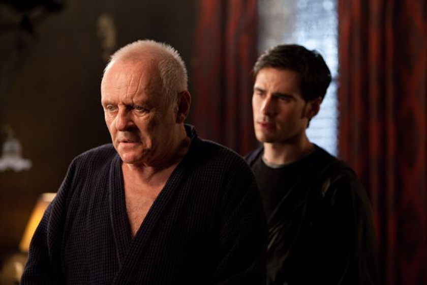Anthony Hopkins y Colin O'Donoghue en El Rito