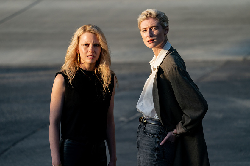 Elizabeth Debicki y Mia Goth en MaXXXine