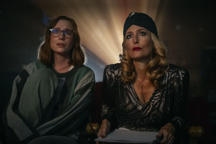 Gillian Anderson y Hannah Einbinder en adolescencia-sexo-y-muerte-en-campamento-miasma