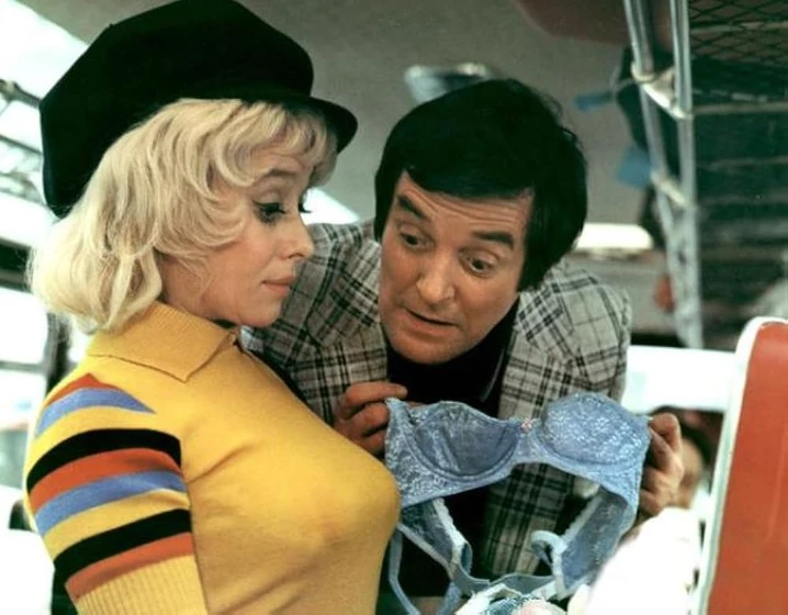 Barbara Windsor y Jimmy Logan en carry-on-abroad