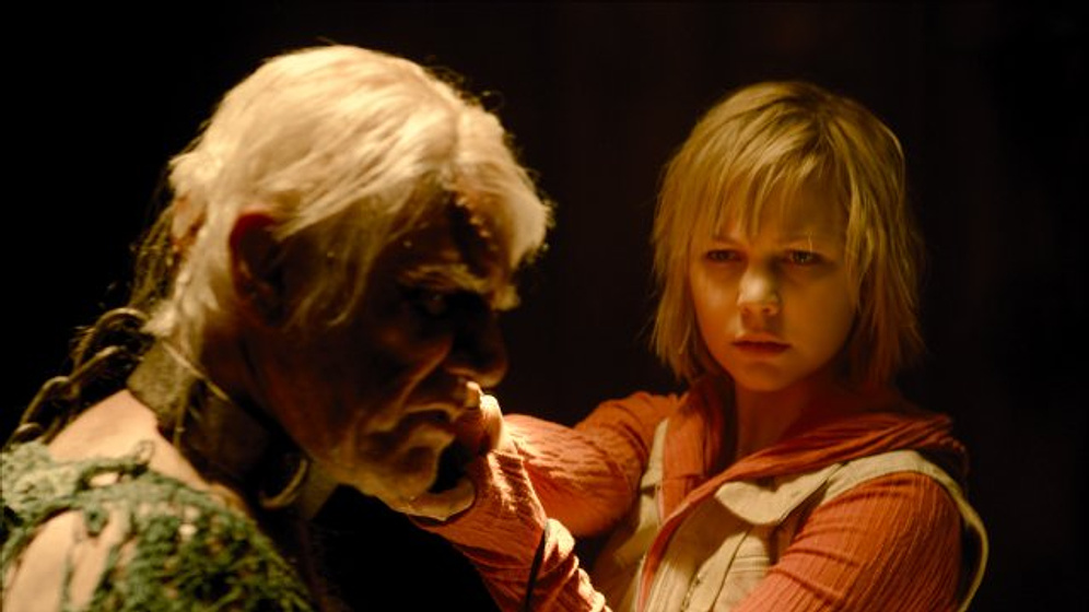 Malcolm McDowell y Adelaide Clemens en Silent Hill 2: Revelación 3D