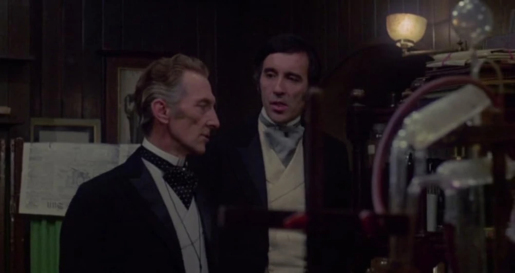 Christopher Lee [I] y Peter Cushing en el-monstruo-1971