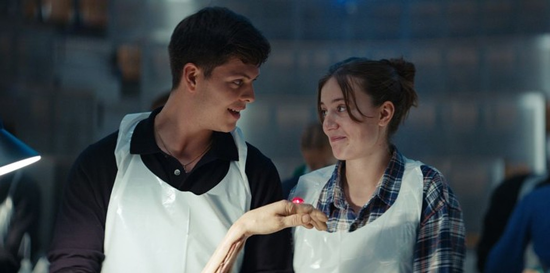 Alex Høgh Andersen y Fanny Bornedal en El Vigilante Nocturno. Demonios Heredaros