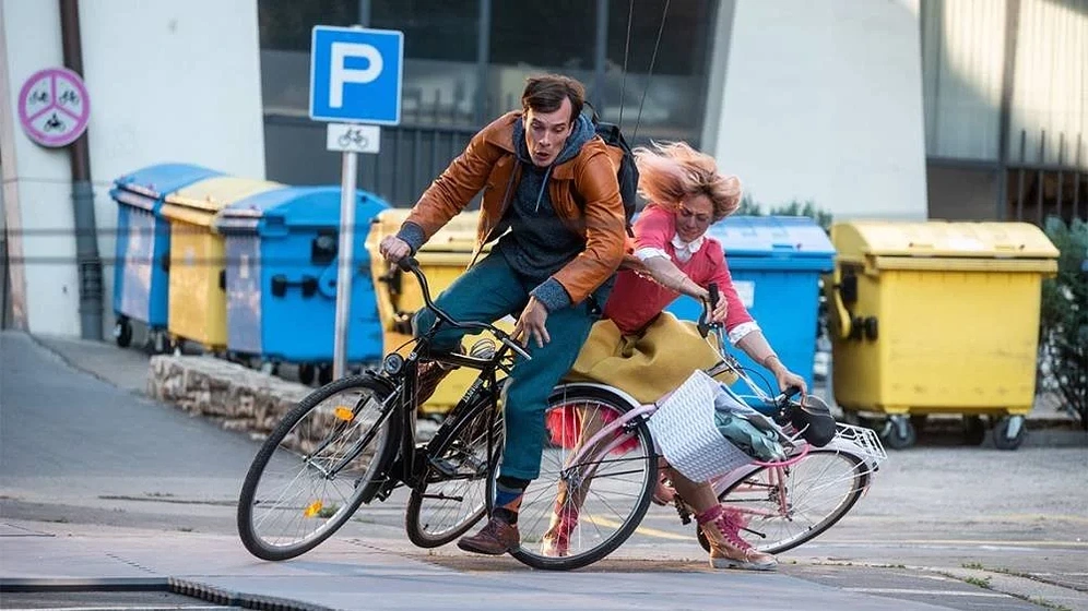 Péter Bárnai y Vivien Rujder en Halfway Home