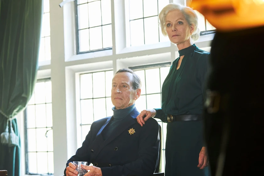 Jonathan Hyde y Jenny Seagrove en hamlet