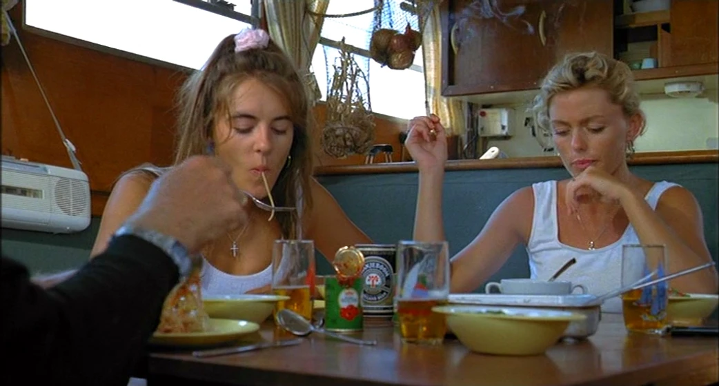 Elizabeth Hurley y Patsy Kensit en kill-cruise