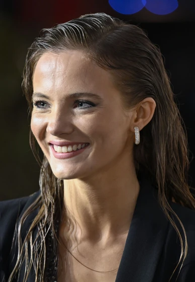 Freya Allan en el-reino-del-planeta-de-los-simios (Premiere en Hollywood. Mayo 24)