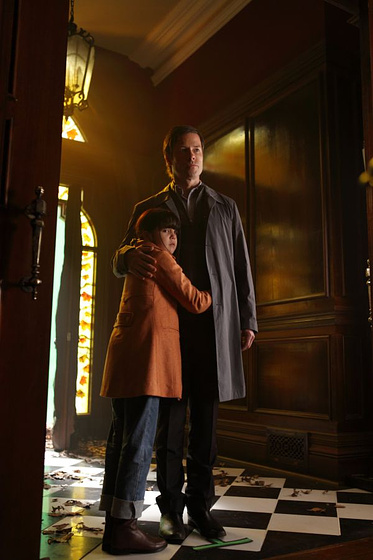 Guy Pearce y Bailee Madison en No tengas miedo a la oscuridad