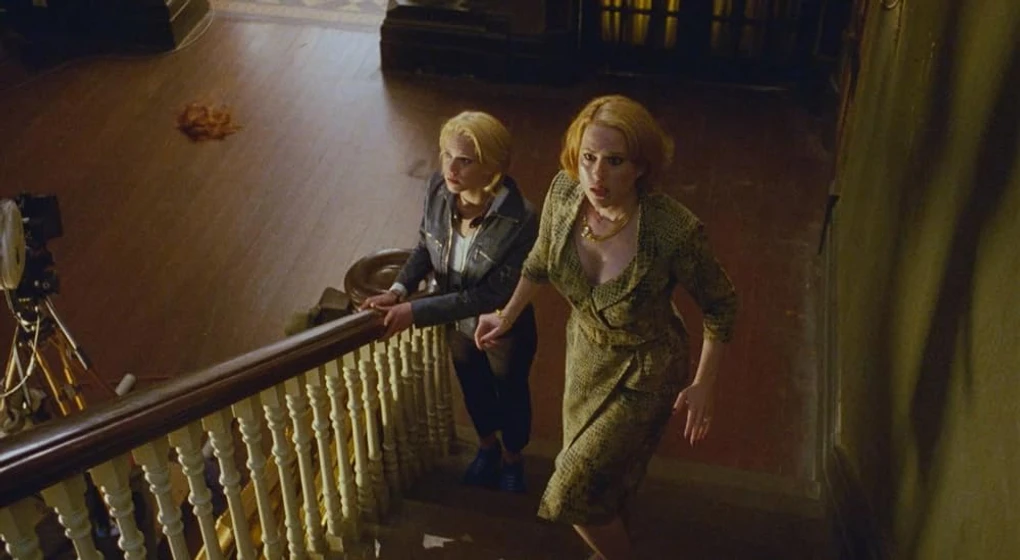Molly Ringwald y Jessica Napier en cut-corten