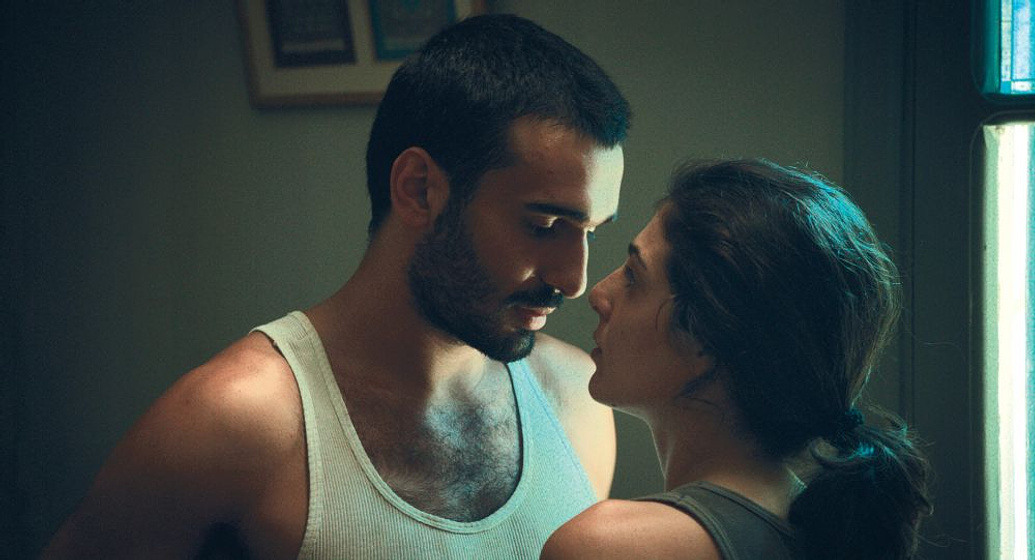 Syrus Shahidi y Razane Jammal en Una Historia de locos