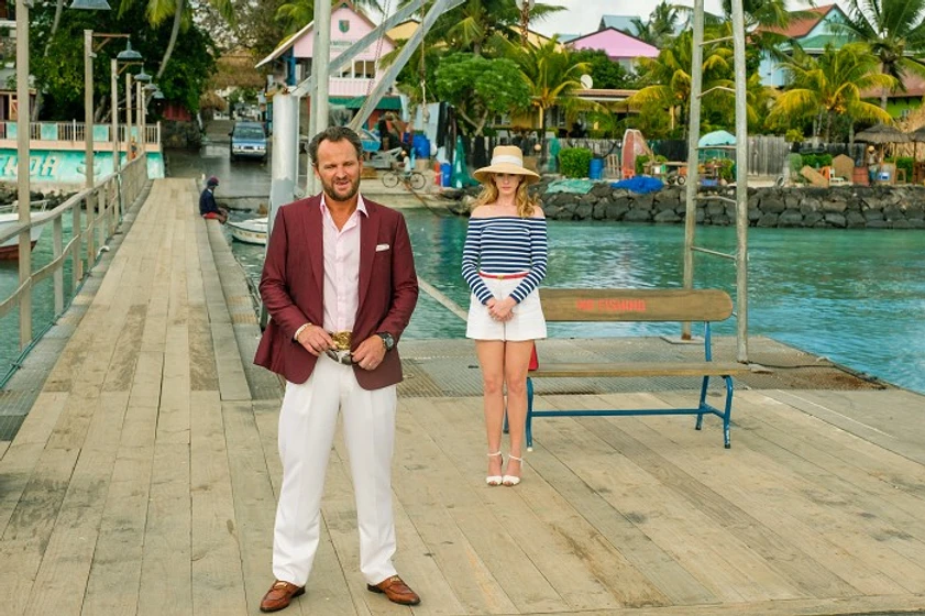 Jason Clarke y Anne Hathaway en serenity-2019