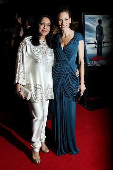 Hilary Swank y Mira Nair en Amelia (Premiere en Los Angeles. Octubre 2009)