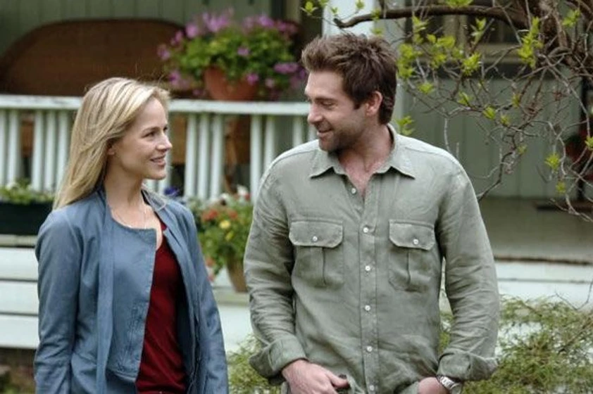 Julie Benz y Chris Kramer en circulo-de-amigas