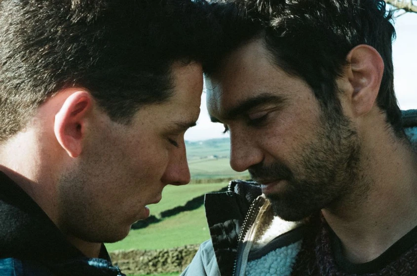 Josh O'Connor y Alec Secareanu en tierra-de-dios