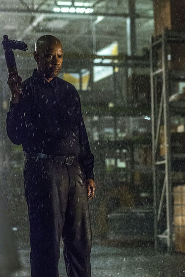 still of movie The Equalizer. El Protector