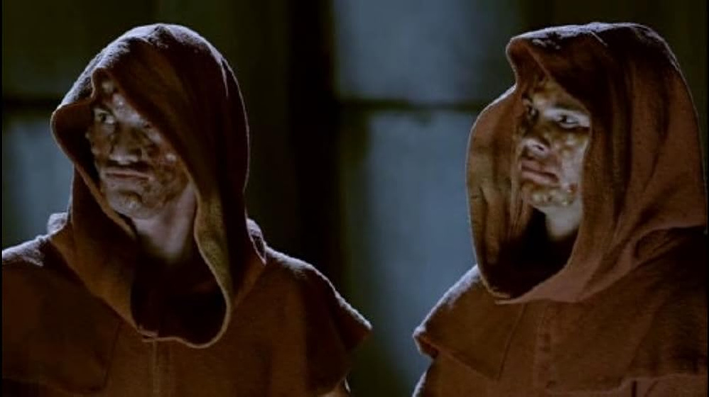 Adam DeVine y James C. Morris en 301-la-leyenda-del-imponentus-maximus