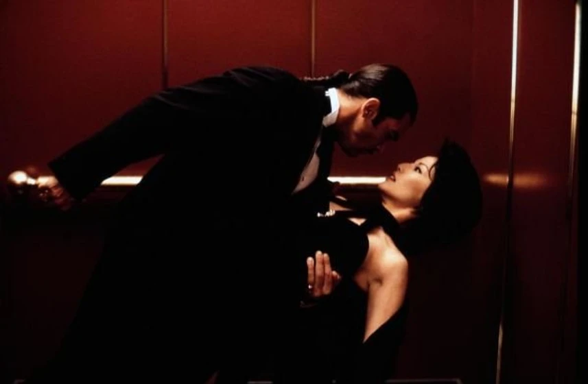 Antonio Banderas y Tamlyn Tomita en four-rooms