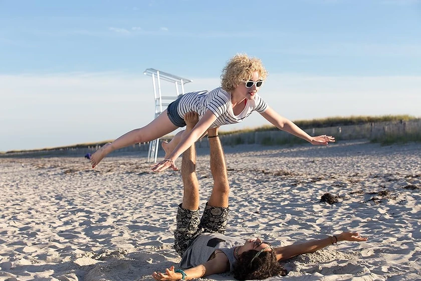 Mateo Arias y Julia Garner en ingenua-inocencia