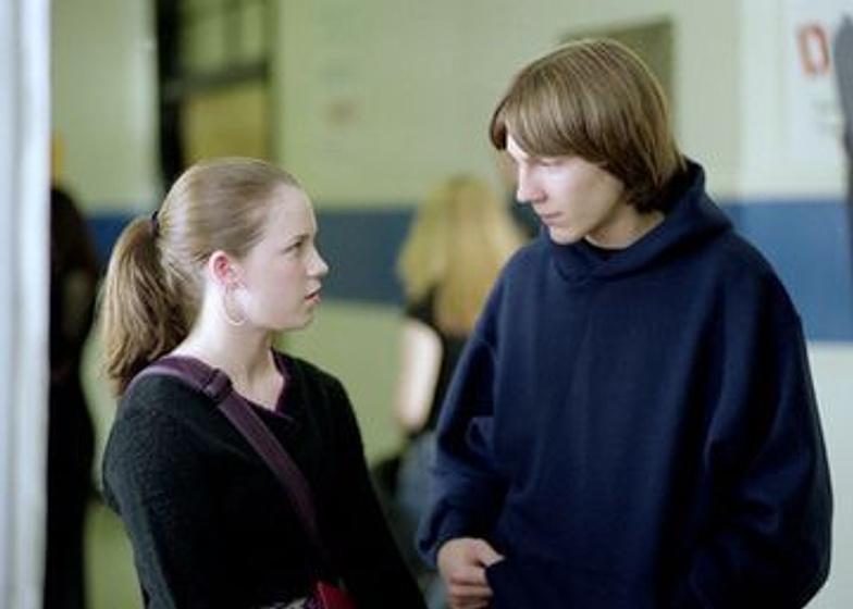Katie Stuart [I] y Paul Dano en Demasiado Joven Para Ser Padre