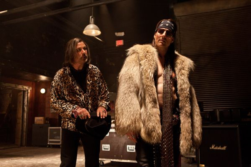 Tom Cruise y Alec Baldwin en Rock of Ages (La Era del Rock)
