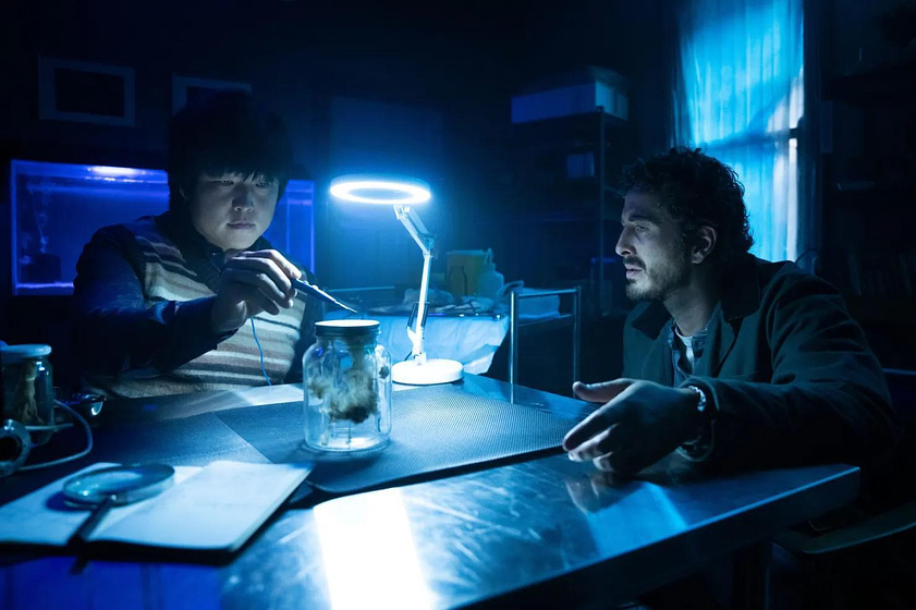 Ryan Corr y Danny Kim en Sting. Araña Asesina