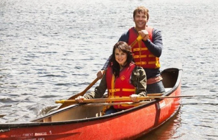 Mia Kirshner y Barry Watson en el-beso-que-nunca-nos-dimos