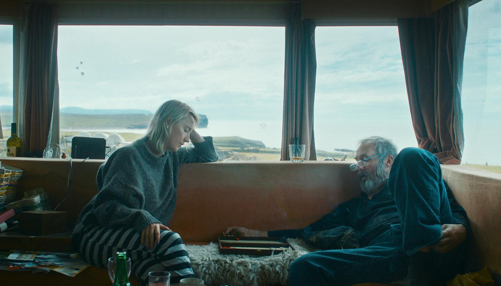 Stephen Dillane y Saoirse Ronan en The Outrun