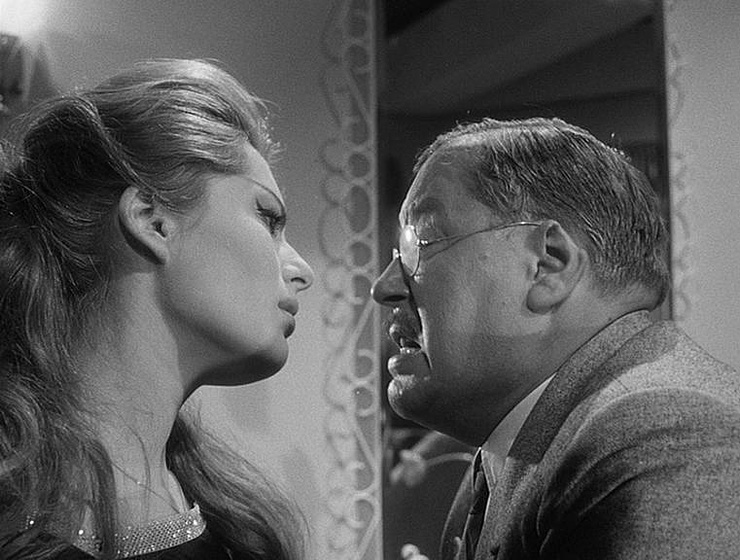 Belinda Lee y Paul Dahlke en She Walks by Night