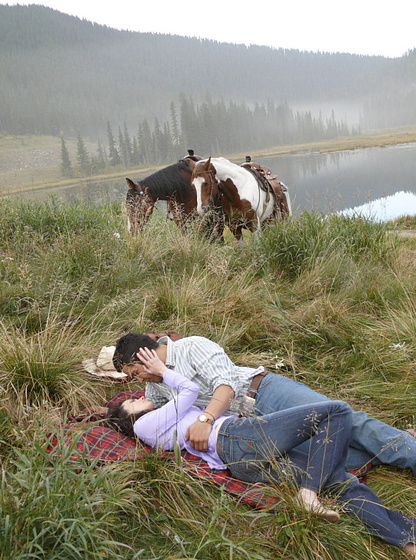 Nathaniel Arcand y Laura Mennell en Valle de Sombras