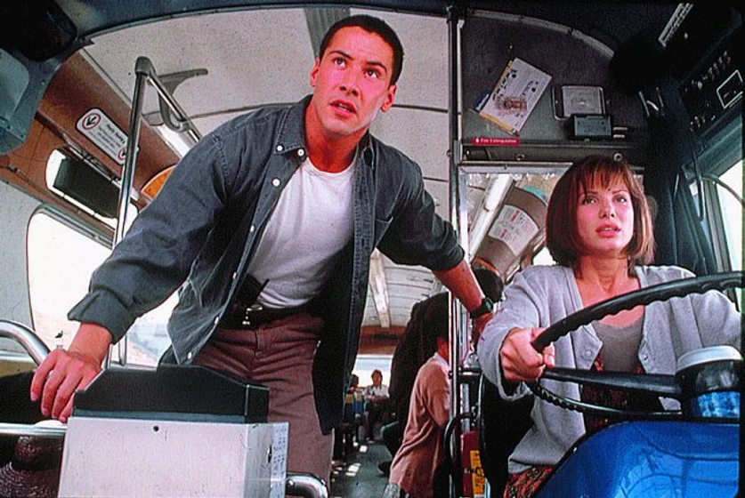 Keanu Reeves y Sandra Bullock en speed-maxima-potencia