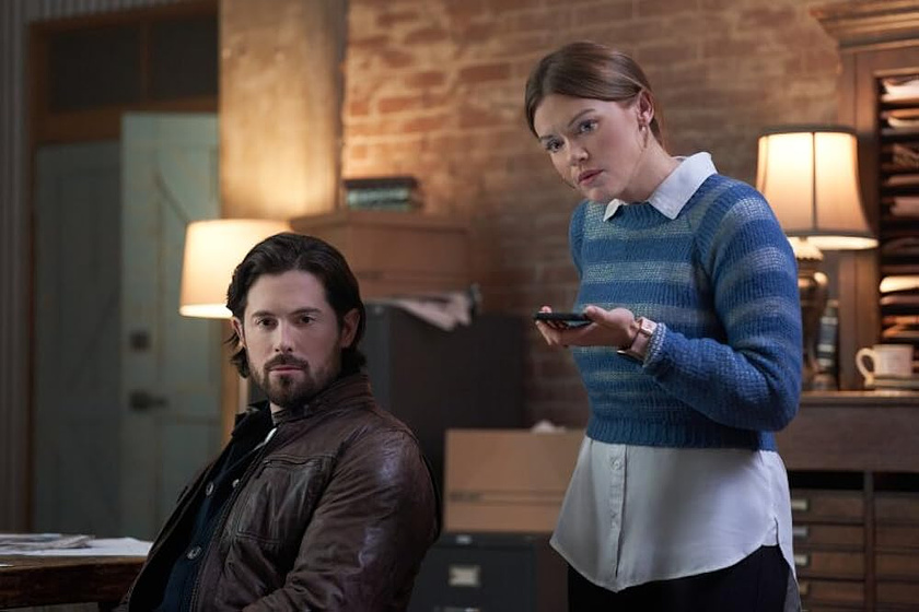 Holland Roden y Chris McNally en tipline-mysteries-dial-1-for-murder